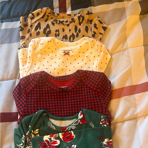 New never worn 4 packs long sleeve onesies size 6m there are multiple colors - Picture 1 of 3